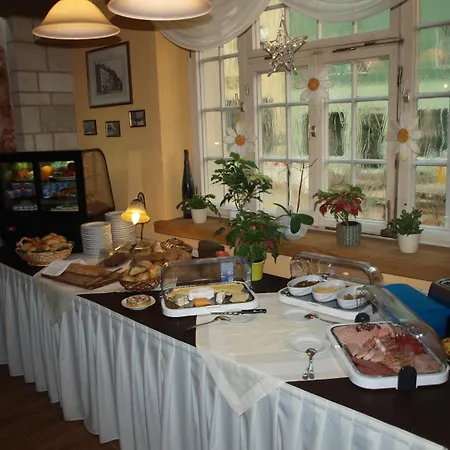 Zur Schweiz בית הארחה יינה